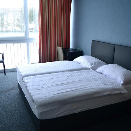 Hotel Les Rives Du Doubs Ле-Брене Экстерьер фото