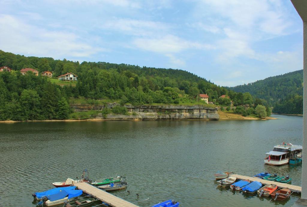 Hotel Les Rives Du Doubs Ле-Брене Номер фото